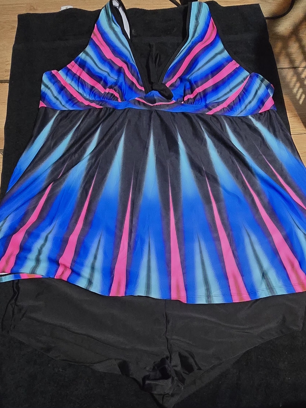 BloomChic V-Neck Tankini Top & Black Swim Shorts. Size 4x, fits like a 2x